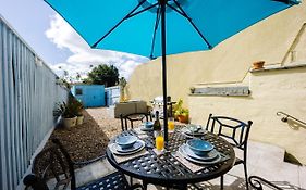 Flat 1 Flint House Tenby - 2 Bedroom - Garden - Dog Friendly